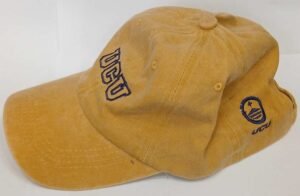 Gorro Mostaza (UCU adelante + Escudo atrás) hilo Azul