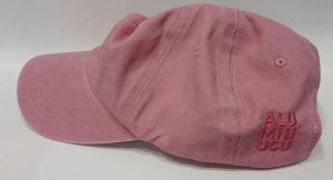 Gorro Rosa fuerte (Alumni atrás 3 renglones) hilo fucsia